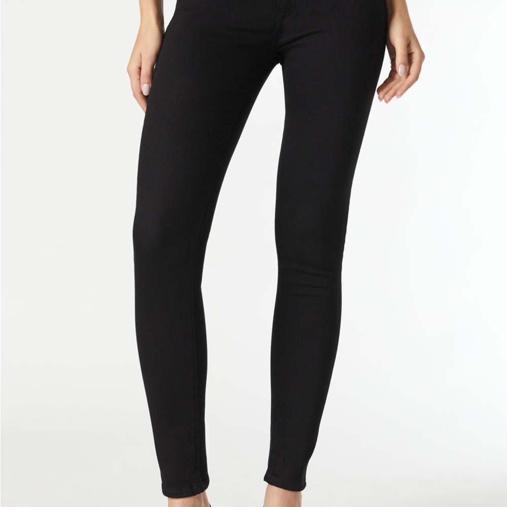 Black Mavi Adriana skinny jean. 28 inch waist. 34 inch inseam.